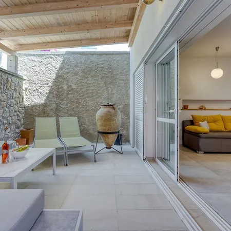 Apartment Bougainvillea Old Town /w Terrace - Happy *