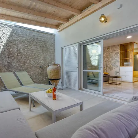 Bougainvillea Old Town /w Terrace - Happy Apartment