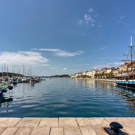 Bougainvillea Old Town /w Terrace - Happy * Mali Losinj